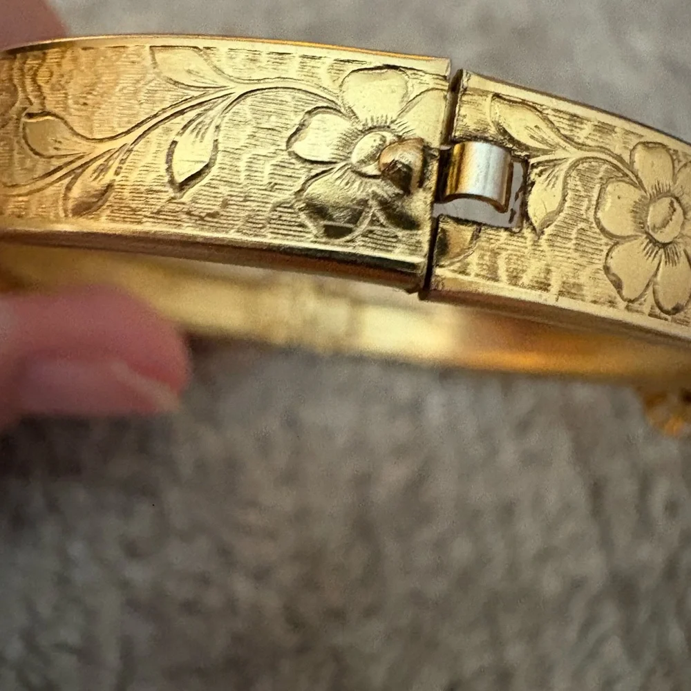 GUC gold tone bangle bracelet